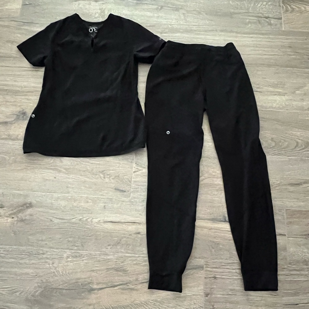 Barco one black scrub set